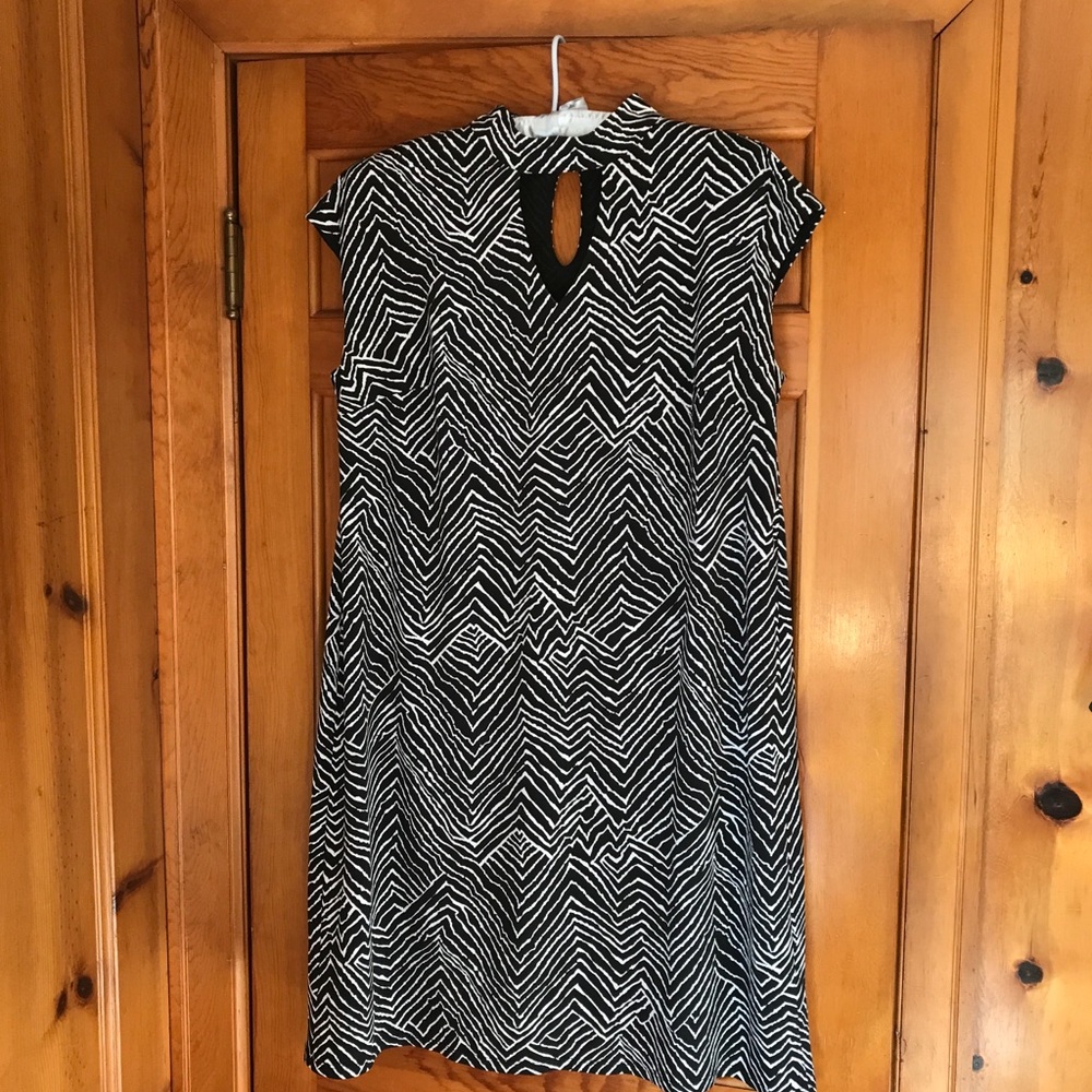 INC International Concepts Black and White Zigzag Shift Dress